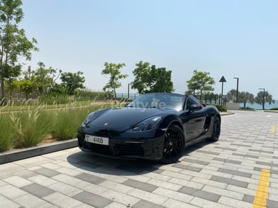 Noir Porsche Boxster 718 en location à Dubai 0