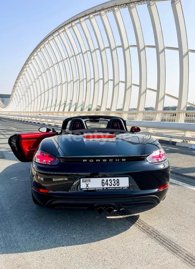 Schwarz Porsche Boxster zur Miete in Sharjah 1