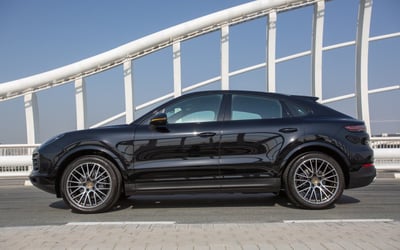 Negro Porsche Cayenne coupe en alquiler en Abu-Dhabi 1