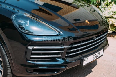 Schwarz Porsche Cayenne zur Miete in Abu-Dhabi 0