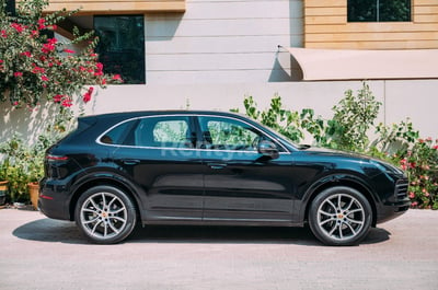 Noir Porsche Cayenne en location à Abu-Dhabi 1