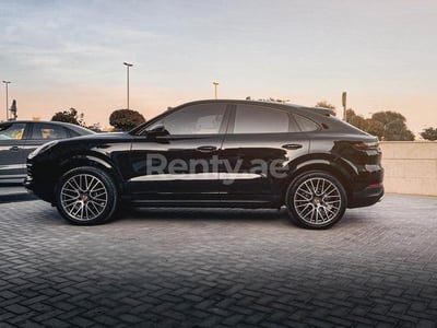 أسود Porsche Cayenne للإيجار في أبو ظبي 0