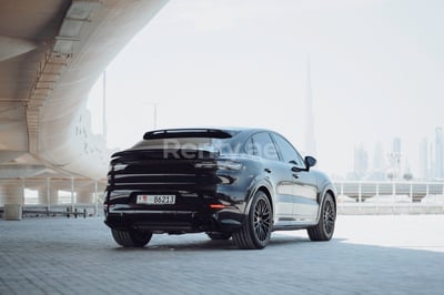 Noir Porsche Cayenne en location à Sharjah 0