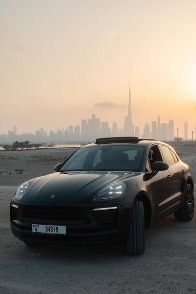 أسود Porsche Macan Platinum للإيجار في أبو ظبي 0