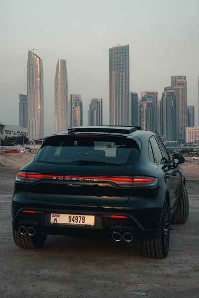 在沙迦租赁黑色 Porsche Macan Platinum 1