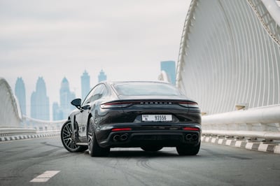 Negro Porsche Panamera en alquiler en Abu-Dhabi 1