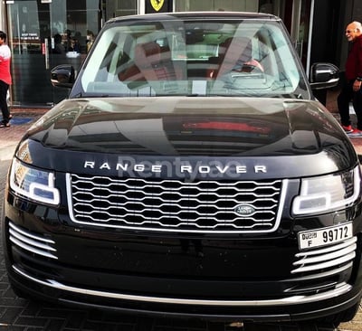 Negro Range Rover Vogue en alquiler en Dubai 0