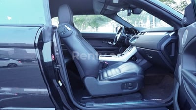 Negro Range Rover Evoque en alquiler en Abu-Dhabi 1