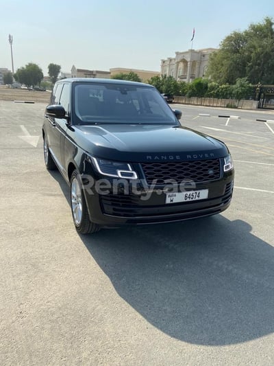 Negro Range Rover Vogue HSE en alquiler en Dubai 1