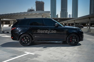 Schwarz Range Rover Sport SVR zur Miete in Abu-Dhabi 0