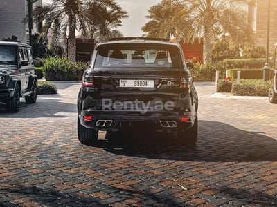 أسود Range Rover Sport SVR للإيجار في دبي 1