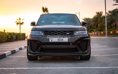 在迪拜租赁黑色 Range Rover SVR 1