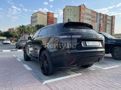 Nero Range Rover Velar in affitto a Sharjah 1