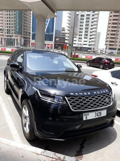 Noir Range Rover Velar en location à Abu-Dhabi 0