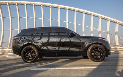 Nero Range Rover Velar in affitto a Sharjah 1