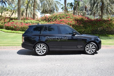 Noir Range Rover Vogue SuperCharged en location à Abu-Dhabi 0