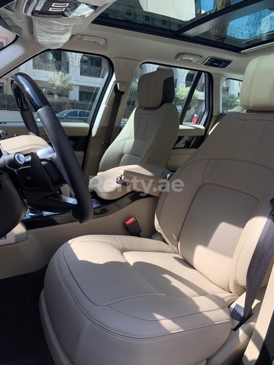 أسود Range Rover Vogue للإيجار في أبو ظبي 1