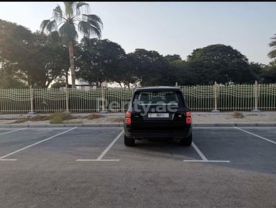 Nero Range Rover Vogue in affitto a Abu-Dhabi 0