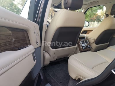 Nero Range Rover Vogue in affitto a Sharjah 0