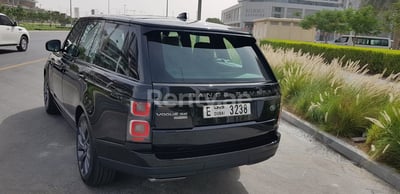 Negro Range Rover Vogue en alquiler en Dubai 0