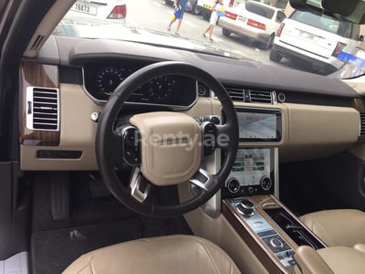 在阿布扎比租赁黑色 Range Rover Vogue 0