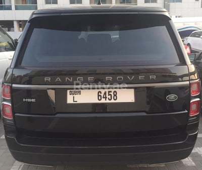 在沙迦租赁黑色 Range Rover Vogue 1