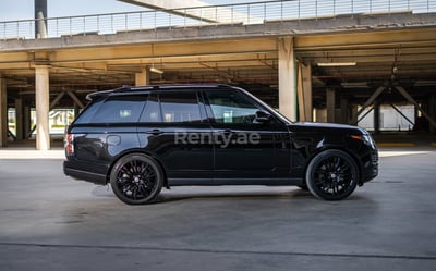 在阿布扎比租赁黑色 Range Rover Vogue 1