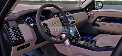 أسود Range Rover Vogue للإيجار في دبي 1