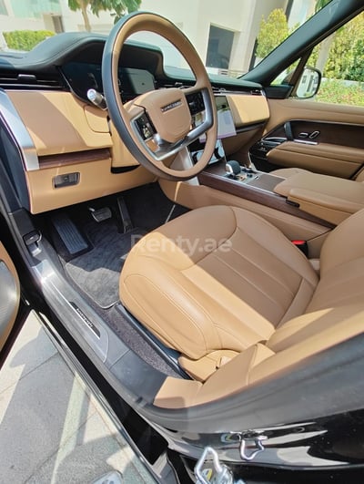 أسود Range Rover Vogue للإيجار في دبي 1