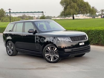 在阿布扎比租赁黑色 Range Rover Vogue 1