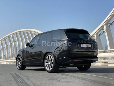 Negro Range Rover Vogue en alquiler en Abu-Dhabi 0