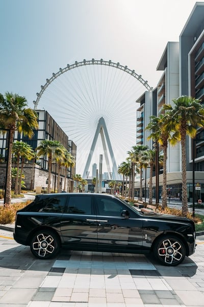 在迪拜租赁黑色 Rolls Royce Cullinan Black Badge 1