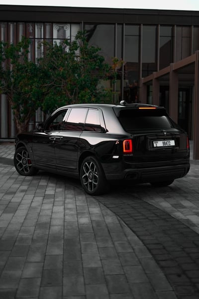 Noir Rolls Royce Cullinan Black Badge en location à Abu-Dhabi 0