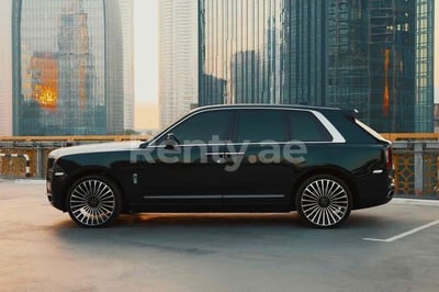 Noir Rolls Royce Cullinan Mansory en location à Dubai 0