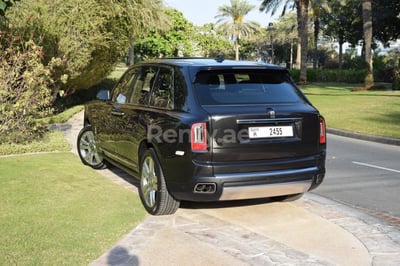 Negro Rolls Royce Cullinan en alquiler en Abu-Dhabi 0