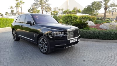 Schwarz Rolls Royce Cullinan zur Miete in Sharjah 0