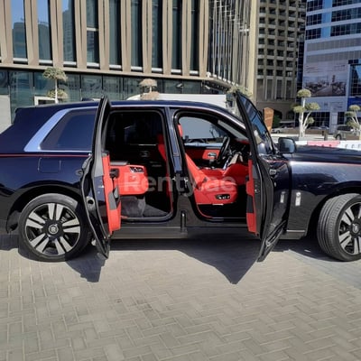 Schwarz Rolls Royce Cullinan zur Miete in Dubai 0