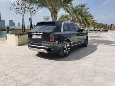 Negro Rolls Royce Cullinan en alquiler en Dubai 1