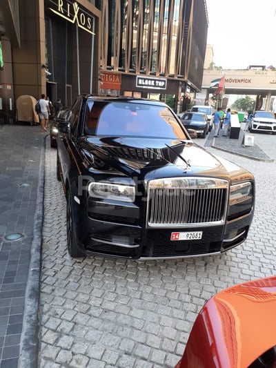 Schwarz Rolls Royce Cullinan zur Miete in Dubai 0