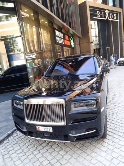 Negro Rolls Royce Cullinan en alquiler en Abu-Dhabi 1