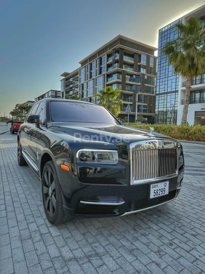 Negro Rolls Royce Cullinan en alquiler en Abu-Dhabi 0