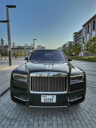 Negro Rolls Royce Cullinan en alquiler en Abu-Dhabi 1