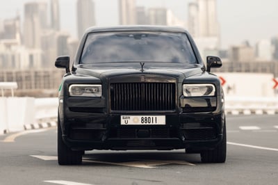 Noir Rolls Royce Cullinan en location à Dubai 0