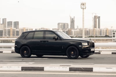 Noir Rolls Royce Cullinan en location à Dubai 1