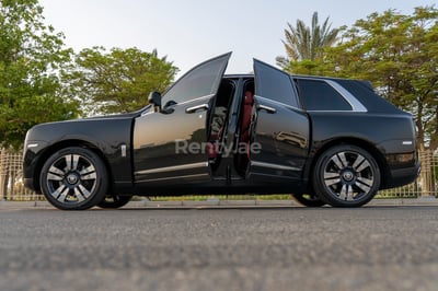 在沙迦租赁黑色 Rolls Royce Cullinan 0