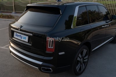 在沙迦租赁黑色 Rolls Royce Cullinan 1