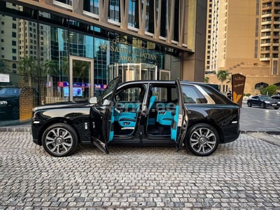 أسود Rolls Royce Cullinan للإيجار في الشارقة 0