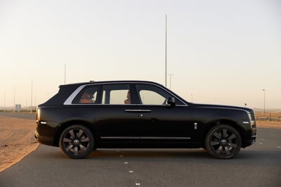 Noir Rolls Royce Cullinan en location à Dubai 1