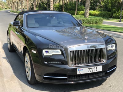 Noir Rolls Royce Dawn en location à Abu-Dhabi 0