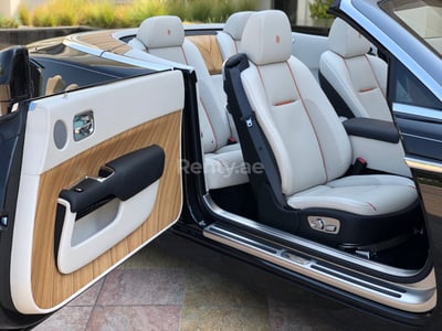 Schwarz Rolls Royce Dawn zur Miete in Sharjah 1